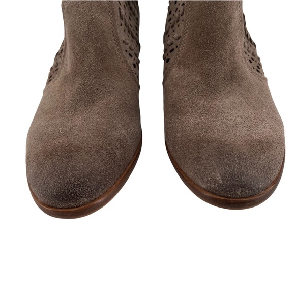 Vince Camuto Brown Perforated V-Cut Block Heel Ankle Boots Size 9 1/2 Women’s - Picture 11 of 11